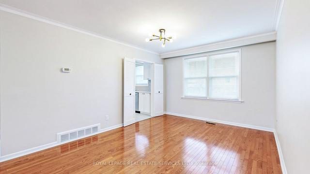 21 Pitkin Crt, House detached with 3 bedrooms, 2 bathrooms and 5 parking in Toronto ON | Image 3