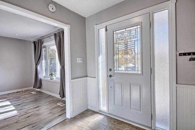 14 Eastman Cres, House detached with 3 bedrooms, 3 bathrooms and 4 parking in Newmarket ON | Image 4