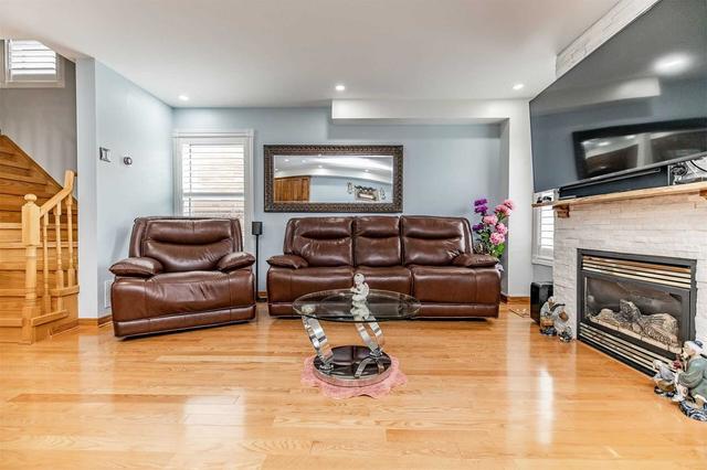 1314 Godwick Dr, House semidetached with 3 bedrooms, 3 bathrooms and 5 parking in Mississauga ON | Image 4
