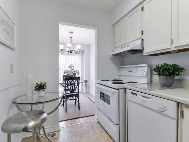 92 Knightsbridge Way, Townhouse with 3 bedrooms, 2 bathrooms and 2 parking in Markham ON | Image 2