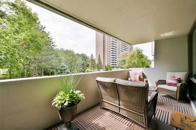 212 - 250 Scarlett Rd, Condo with 2 bedrooms, 2 bathrooms and 1 parking in Toronto ON | Image 9