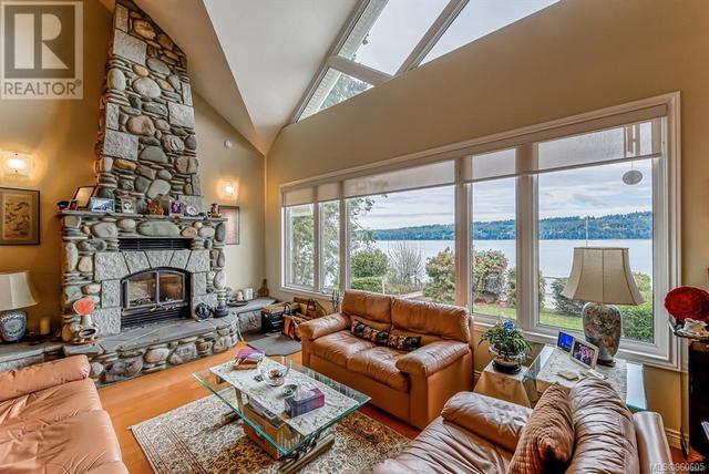 7602 Ships Point Rd, House detached with 3 bedrooms, 3 bathrooms and 6 parking in Comox Valley A BC | Image 31