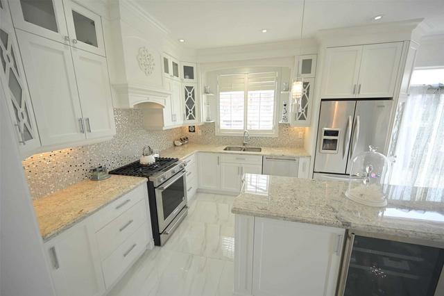 186 Rossi Dr, House detached with 5 bedrooms, 4 bathrooms and 4 parking in Vaughan ON | Image 2