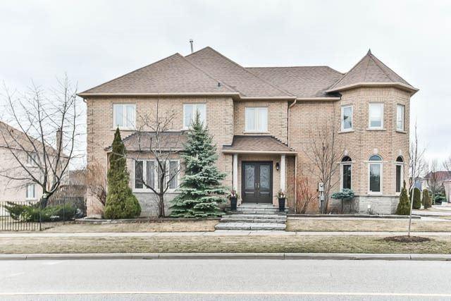 1 Henricks Cres, House detached with 4 bedrooms, 5 bathrooms and 5 parking in Richmond Hill ON | Image 2