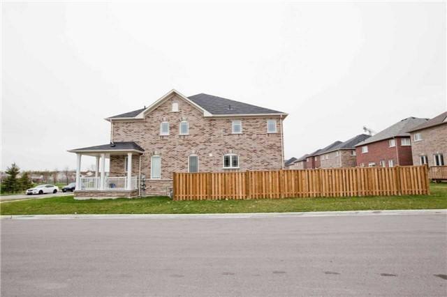 1824 Western Cres, House detached with 4 bedrooms, 4 bathrooms and 2 parking in Oshawa ON | Image 2