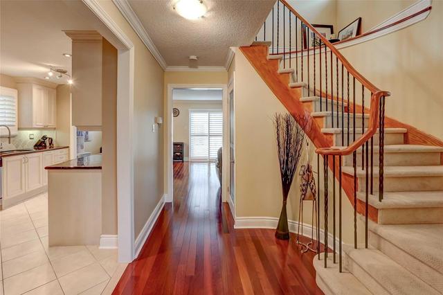 4201 Chadburn Cres, House detached with 4 bedrooms, 3 bathrooms and 2 parking in Mississauga ON | Image 2
