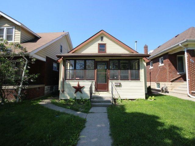 1561 York St, House detached with 2 bedrooms, 2 bathrooms and null parking in Windsor ON | Image 2