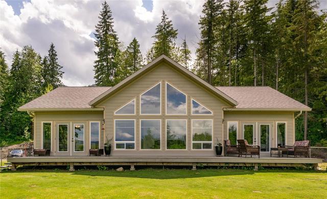 2128 Country Woods Road, House detached with 3 bedrooms, 2 bathrooms and 3 parking in Columbia Shuswap C BC | Card Image