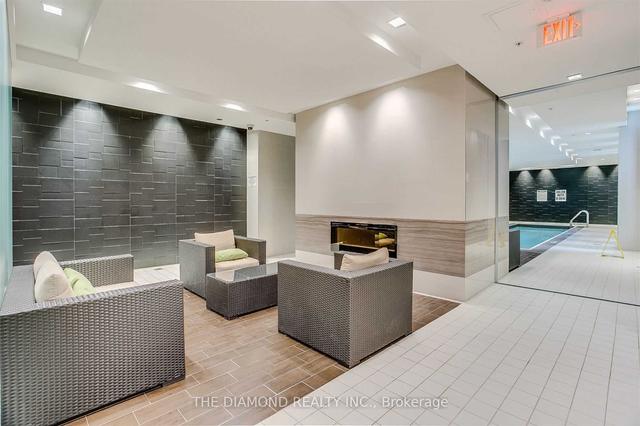 826 - 35 Brian Peck Cres, Condo with 1 bedrooms, 1 bathrooms and 1 parking in Toronto ON | Image 2