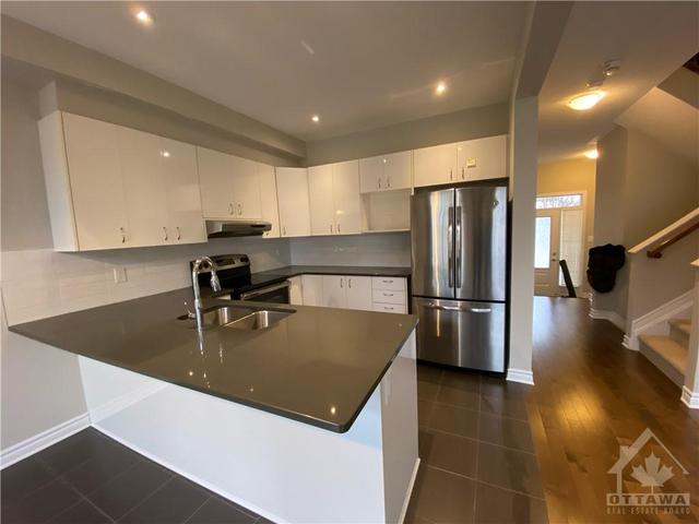 155 Westover Crescent, House detached with 3 bedrooms, 3 bathrooms and 3 parking in Ottawa ON | Image 3