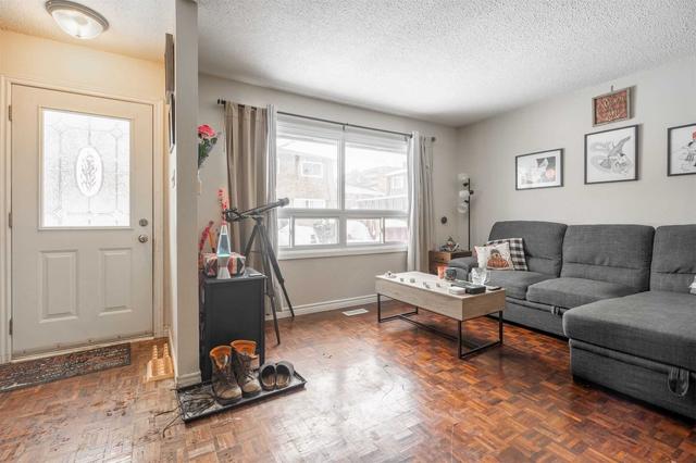 165 Limeridge Rd W, Townhouse with 2 bedrooms, 1 bathrooms and 1 parking in Hamilton ON | Image 1