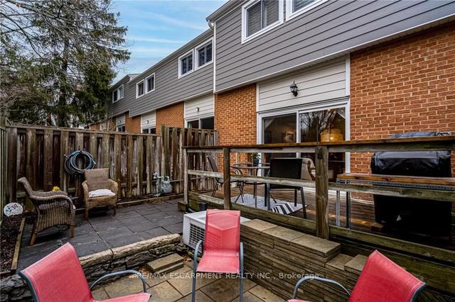 8 Patrice Crt, Townhouse with 3 bedrooms, 2 bathrooms and 2 parking in Hamilton ON | Image 33