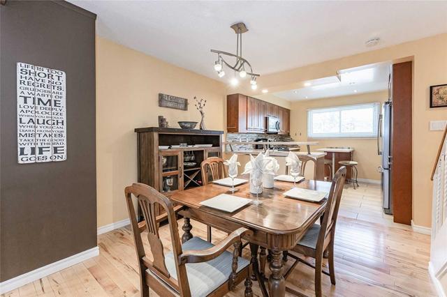 960 Warwick Crt, Townhouse with 3 bedrooms, 2 bathrooms and 2 parking in Burlington ON | Image 9
