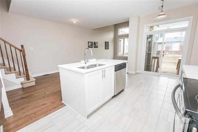 720 Guardian Grove, Townhouse with 3 bedrooms, 3 bathrooms and 2 parking in Ottawa ON | Image 8