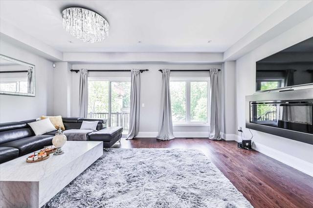 17 Kenneth Wood Cres, House attached with 4 bedrooms, 3 bathrooms and 2 parking in Toronto ON | Image 2
