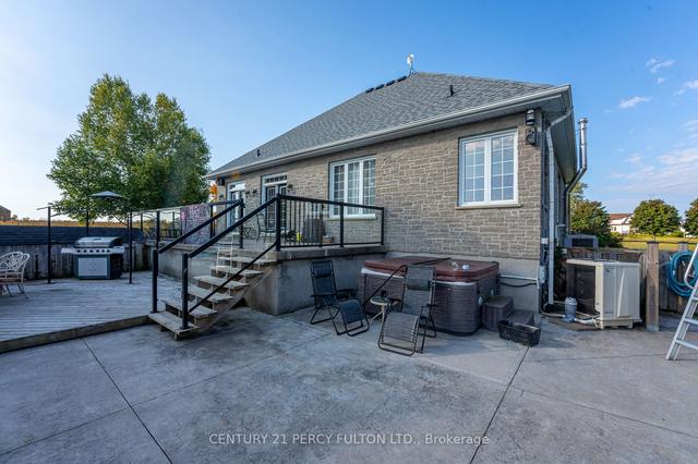 5659 Gilmore Rd, Home with 3 bedrooms, 3 bathrooms and 20 parking in Clarington ON | Image 5