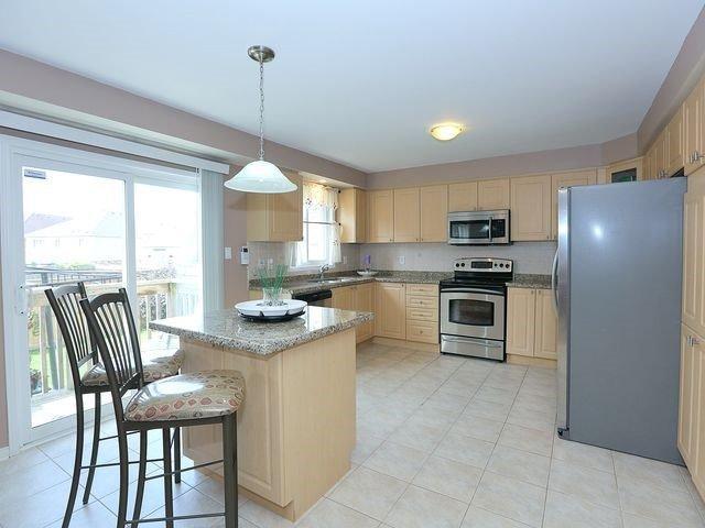 1027 Schooling Dr, House detached with 4 bedrooms, 4 bathrooms and 4 parking in Oshawa ON | Image 6