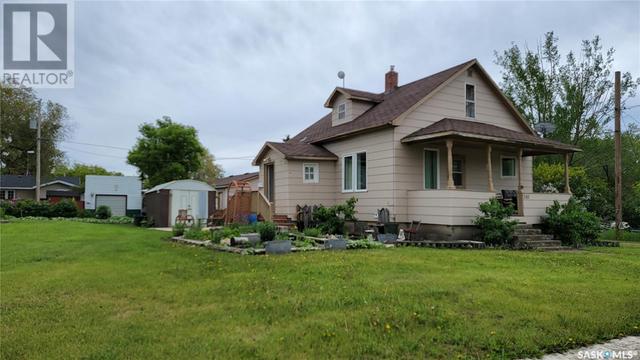 101 4th Street, House detached with 2 bedrooms, 1 bathrooms and null parking in Plunkett SK | Card Image
