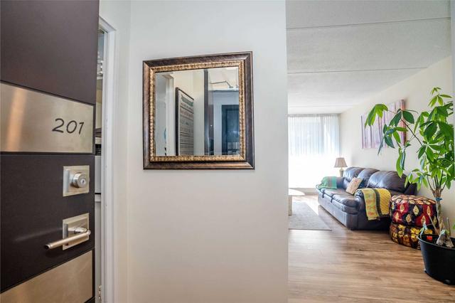 201 - 2 Glamorgan Ave, Condo with 2 bedrooms, 1 bathrooms and 1 parking in Toronto ON | Image 2