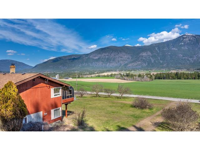 3481 Crestview Road, House detached with 2 bedrooms, 2 bathrooms and null parking in Central Kootenay B BC | Image 1