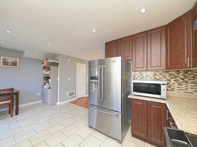 162 Hansen Rd N, House semidetached with 3 bedrooms, 4 bathrooms and 5 parking in Brampton ON | Image 2