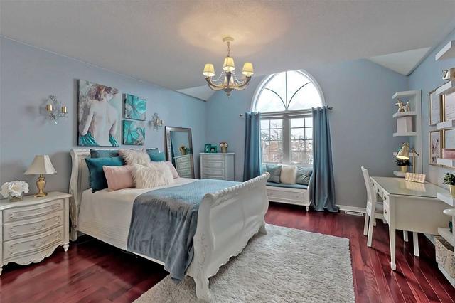 27 Hollylane Dr, House detached with 4 bedrooms, 4 bathrooms and 6 parking in Markham ON | Image 3