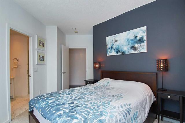 1002 - 218 Queens Quay W, Condo with 2 bedrooms, 2 bathrooms and 1 parking in Toronto ON | Image 9
