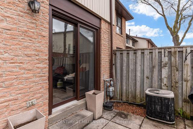70 Foster Cres, Townhouse with 3 bedrooms, 2 bathrooms and 2 parking in Brampton ON | Image 29