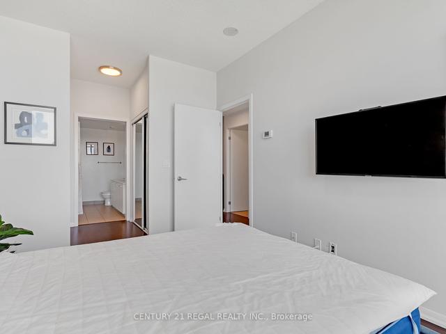 2310 - 832 Bay St, Condo with 3 bedrooms, 2 bathrooms and 1 parking in Toronto ON | Image 16