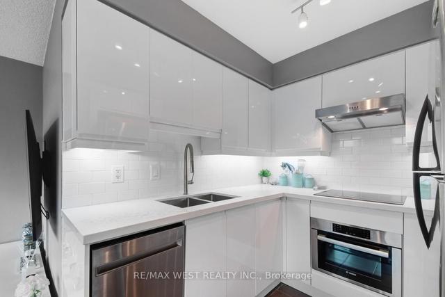 602 - 17 Barberry Pl, Condo with 2 bedrooms, 2 bathrooms and 1 parking in Toronto ON | Image 3