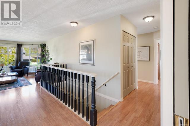 1292 Layritz Pl, House detached with 4 bedrooms, 4 bathrooms and 2 parking in Saanich BC | Image 10