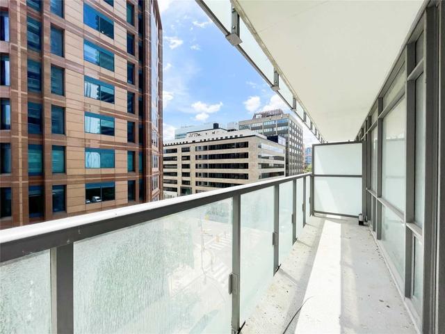 404 - 38 Grenville St, Condo with 1 bedrooms, 1 bathrooms and 0 parking in Toronto ON | Image 2