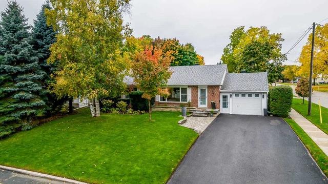 62 Vancouver St, House detached with 2 bedrooms, 2 bathrooms and 5 parking in Barrie ON | Card Image