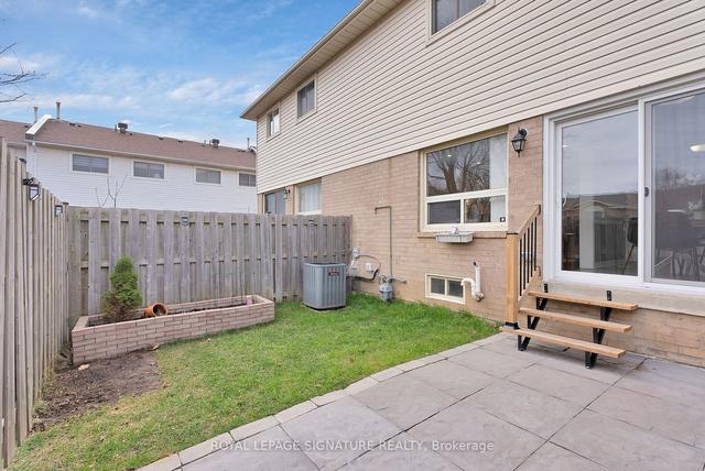 11 Farnham Dr, Townhouse with 3 bedrooms, 4 bathrooms and 2 parking in Brampton ON | Image 33
