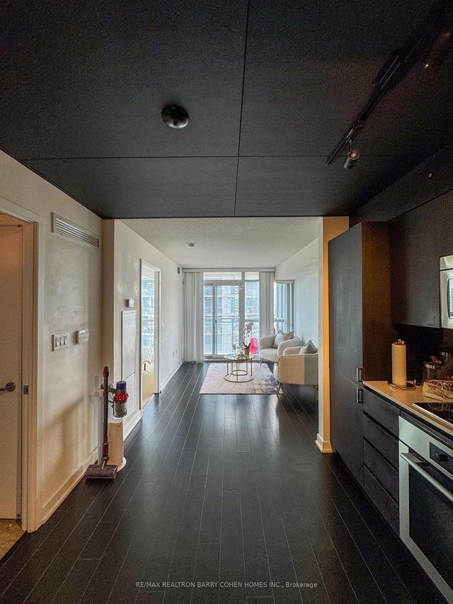 2211 - 15 Iceboat Terr, Condo with 1 bedrooms, 1 bathrooms and 0 parking in Toronto ON | Image 12