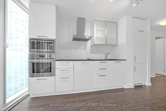 3201 - 12 York St, Condo with 1 bedrooms, 1 bathrooms and 0 parking in Toronto ON | Image 2