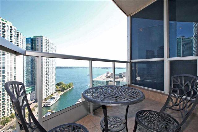 2202 - 208 Queens Quay W, Condo with 2 bedrooms, 2 bathrooms and 1 parking in Toronto ON | Image 1