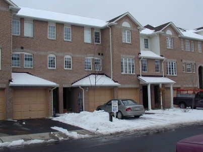 57 Spadina Rd, Townhouse with 3 bedrooms, 2 bathrooms and null parking in Brampton ON | Image 1