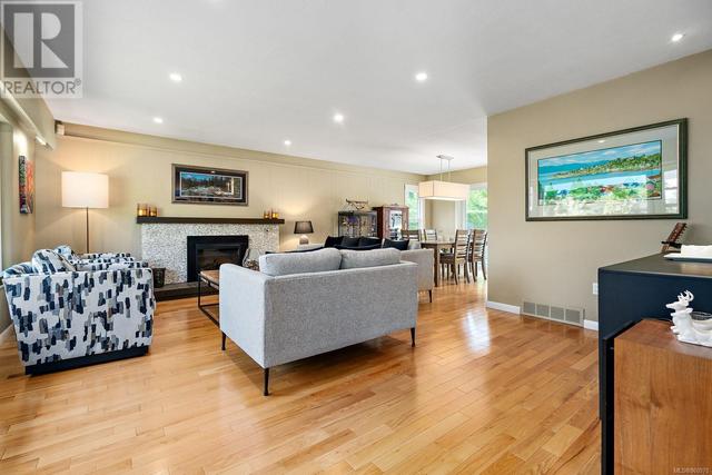 1875 Grandview Dr, House detached with 4 bedrooms, 3 bathrooms and 4 parking in Saanich BC | Image 3