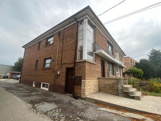 98 Neptune Dr, House detached with 5 bedrooms, 3 bathrooms and 6 parking in Toronto ON | Image 2