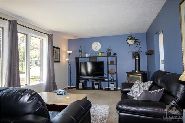 691 Buxton Crescent, House detached with 3 bedrooms, 2 bathrooms and 5 parking in Ottawa ON | Image 4