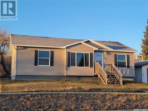 603 Pacific Avenue, Home with 3 bedrooms, 2 bathrooms and null parking in Kerrobert SK | Card Image