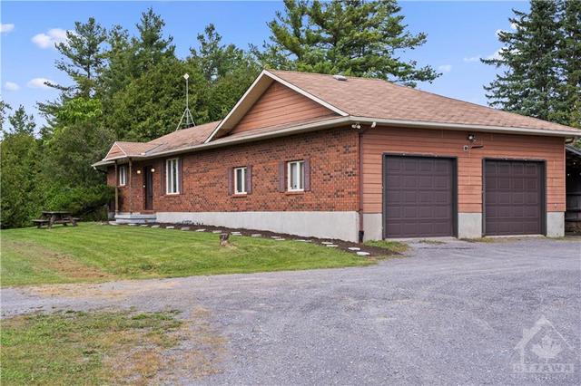 8750 West End Way, House detached with 3 bedrooms, 2 bathrooms and 6 parking in Ottawa ON | Image 2