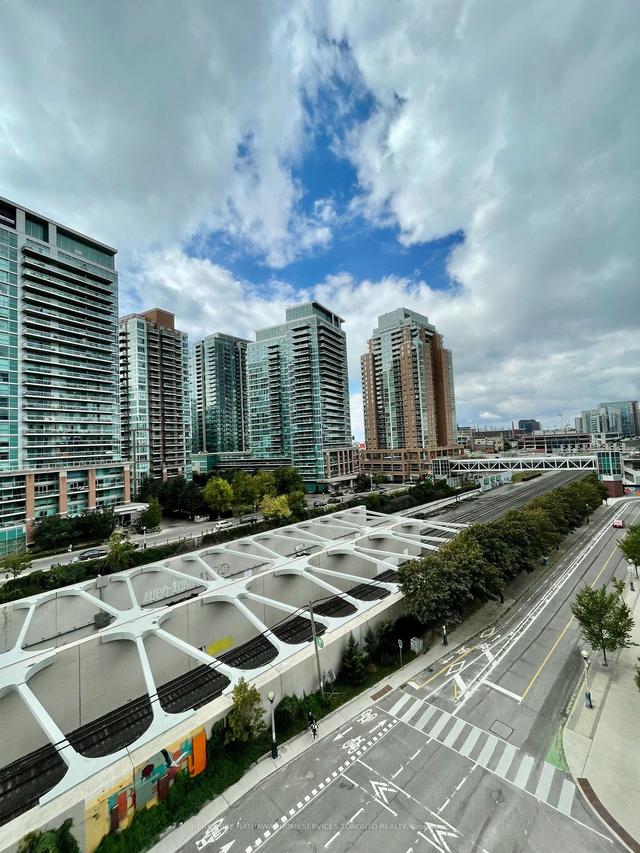 821 - 1 Shaw St, Condo with 1 bedrooms, 1 bathrooms and 0 parking in Toronto ON | Image 8
