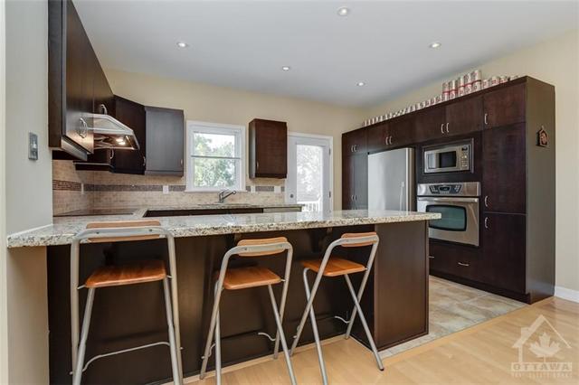 32 Leonard Avenue, Home with 3 bedrooms, 4 bathrooms and 2 parking in Ottawa ON | Image 10