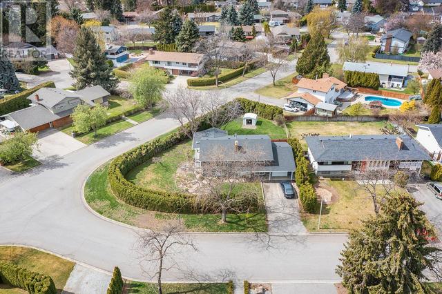 4330 San Michelle Court, House detached with 4 bedrooms, 2 bathrooms and 2 parking in Kelowna BC | Image 3