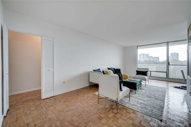 610 - 1 Massey Sq, Condo with 3 bedrooms, 2 bathrooms and 0 parking in Toronto ON | Image 4