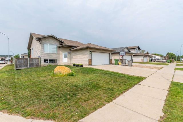 2002 47 Avenue, House detached with 6 bedrooms, 3 bathrooms and 4 parking in Lloydminster (Part) SK | Image 2