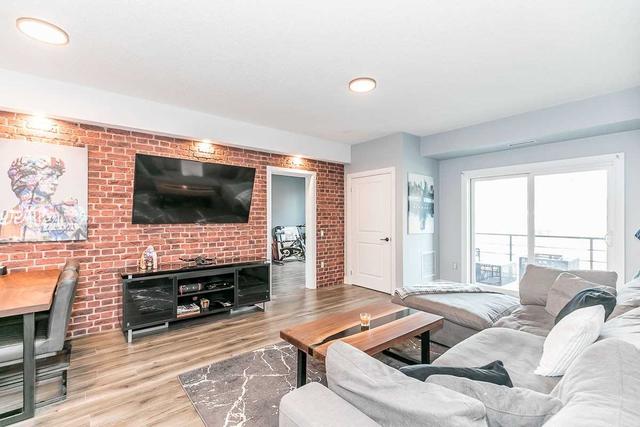 207 - 304 Essa Rd, Condo with 2 bedrooms, 1 bathrooms and 1 parking in Barrie ON | Image 2