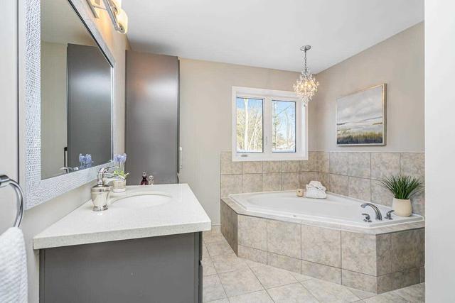 31 Upper Canada Crt, House detached with 3 bedrooms, 3 bathrooms and 4 parking in Halton Hills ON | Image 13
